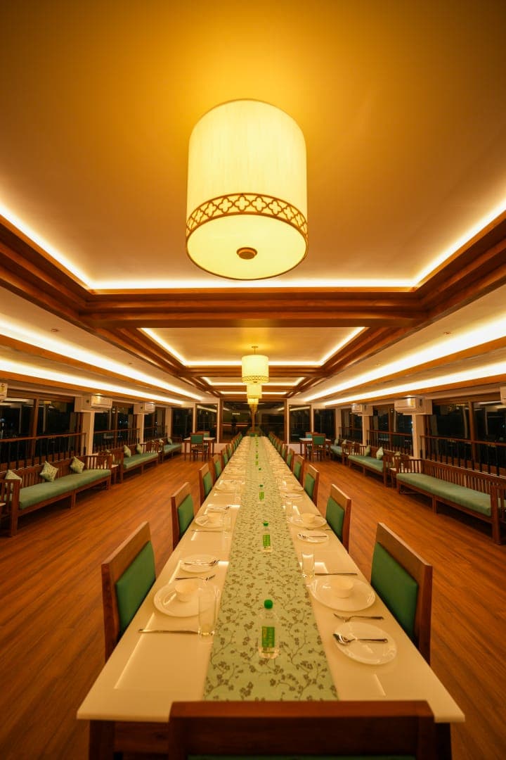 Alleppey Deluxe 1BR — deluxe 1-bedroom houseboat on the Alleppey backwaters